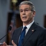 শাটডাউন দীর্ঘায়িত হলে সেনাবাহিনীকে বেতন দিতে পারবে না যুক্তরাষ্ট্র