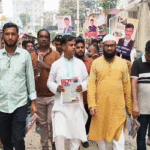 আলোচনা সভার পরে ভোট চেয়ে শ্রমিকদলের লিফলেট বিতরণ