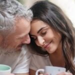 কেন বয়স্ক পুরুষের প্রেমে পড়ে তরুণীরা?