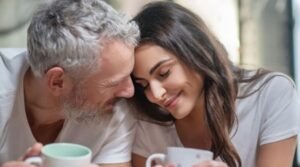কেন বয়স্ক পুরুষের প্রেমে পড়ে তরুণীরা?