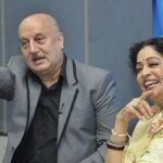 বিমানবন্দরে অনুপম খেরকে ধরিয়ে দিতে যা করেন স্ত্রী