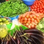 বাজারে ভরপুর শীতের সবজি, তবুও কমছে না দাম