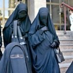 হাত মোজা না পরলে কি নারীর গুনাহ হবে? ইসলাম কী বলে?