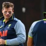 স্মিথের চোখের নিচের কালো টেপ কেন?