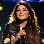 মঞ্চে উঠে গায়িকাকে কোলে তুলতে গেলেন শ্রোতা, অতঃপর…