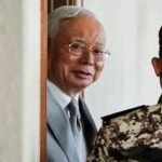 মালয়েশিয়ার সাবেক প্রধানমন্ত্রী নাজিব রাজাকের ১৫ বছরের কারাদণ্ড