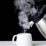 শীতের সকালে কেন কুসুম কুসুম গরম পানি পান করবেন