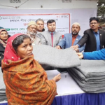 জয়পুরহাটে দু:স্থ শীতার্তদের মাঝ রেড ক্রিসেন্ট এর শীতবস্ত্র বিতরণ