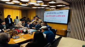 খাগড়াছড়িতে ১১ এমপি প্রার্থীর মাঝে প্রতীক বরাদ্দ দিলেন রিটার্নিং কর্মকর্তা।