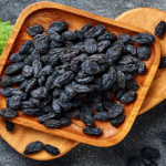 কালো কিশমিশ ভিজিয়ে খেলে শরীরে কি হয়?