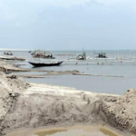 দৌলতপুরে নিষেধাজ্ঞা অমান্য করে সন্ত্রাসী পাহারায় পদ্মা নদী থেকে তোলা হচ্ছে বালু