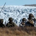 এবার গ্রিনল্যান্ডে সামরিক বিমান পাঠালেন ট্রাম্প