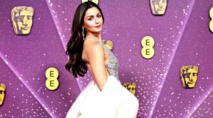 বাফটা মঞ্চে হিন্দিতে কথা বলে প্রশংসায় ভাসছেন আলিয়া