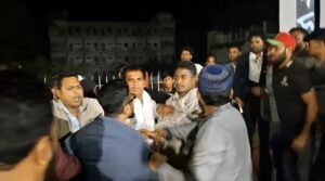 একুশের প্রথম প্রহরে ‘স্বতন্ত্র এমপিকে’ ফুল দিতে বাধা