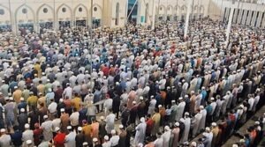 প্রথম তারাবিতে বায়তুল মোকাররমে মুসল্লিদের উপচে পড়া ভিড়