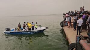 পানির ৮০ ফুট গভীরে চলে গেছে বাসটি