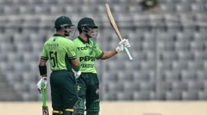 ব্যাট হাতে শক্ত অবস্থানে পাকিস্তান