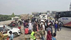 ঈদযাত্রায় মহাসড়কে বেড়েছে যাত্রীর চাপ