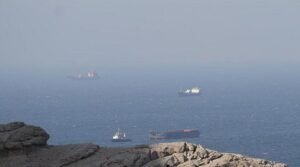 হরমুজে ফি দিয়ে জাহাজ চলাচলের সুযোগও বন্ধ করলো ইরান, নিষেধাজ্ঞা না মানলে হামলা