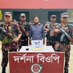 কোমরে ছিল আড়াই কোটি টাকার স্বর্ণের বার