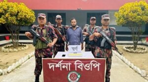 কোমরে ছিল আড়াই কোটি টাকার স্বর্ণের বার