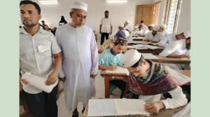দুর্ঘটনা ডান হাত কেড়ে নিলেও পিছু হটেনি মাদ্রাসাছাত্র রেজভী
