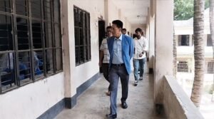 হঠাৎ এসএসসি পরীক্ষা কেন্দ্রে শিক্ষামন্ত্রী, অতঃপর…