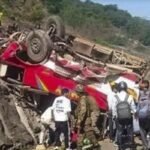 কাশ্মীরে যাত্রীবাহী বাস খাদে পড়ে অন্তত ২১ জনের প্রাণহানি