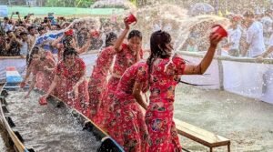 উৎসবের রঙ লেগেছে পাহাড়ে, জলকেলিতে মেতেছে তরুণ-তরুণীরা