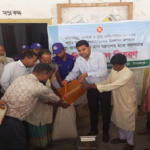 ফুলবাড়ী উপজেলার দৌলতপুর ইউপিতে ভিজিএফ এর চাউল বিতরণ॥