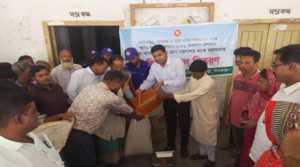 ফুলবাড়ী উপজেলার দৌলতপুর ইউপিতে ভিজিএফ এর চাউল বিতরণ॥