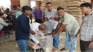 ফুলবাড়ী উপজেলার খয়েরবাড়ী ইউপিতে ভিজিএফের চাল বিতরণ॥