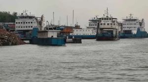 পাটুরিয়া-দৌলতদিয়া নৌরুটে ফেরি চলাচল বন্ধ