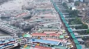 বৈরী আবহাওয়ার কারণে সদরঘাটে লঞ্চ চলাচল সাময়িক বন্ধ