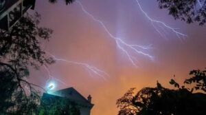 দুপুর ১টার মধ্যে দেশের ৮ জেলায় বজ্রবৃষ্টির সম্ভাবনা, নদীবন্দরে সতর্কবার্তা