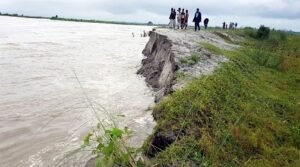 বন্যা আতঙ্কে তিস্তাপাড়ের মানুষ