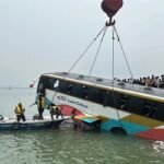 আবারও দৌলতদিয়া ঘাটে নিয়ন্ত্রণ হারিয়ে বাস পড়ল পদ্মায়