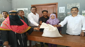 টানা বর্ষণে ঘরহারা বৃদ্ধের পাশে সেনাবাহিনী, নতুন ঘর নির্মাণের মানবিক উদ্যোগ।