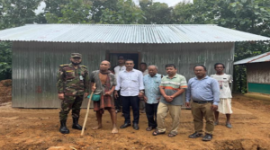 মাটিরাঙ্গায় পাহাড় ধসে ঘরহারা বৃদ্ধের পাশে সেনাবাহিনী: নতুন ঘর পেলেন কচাকলা ত্রিপুরা।