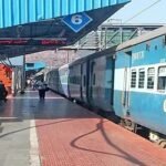 আটক ৫০ কথিত বাংলাদেশিকে পুলিশ পাহারায় আনা হচ্ছে পশ্চিমবঙ্গের সীমান্তে