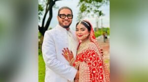 মসজিদে বিয়ের পর দোয়া চাইলেন গায়ক-গায়িকা