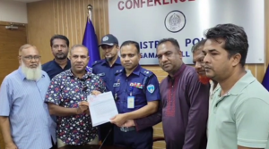 রাঙামাটিতে মালবাহী গাড়িতে যাত্রী পরিবহন বন্ধের দাবি;, ২০ আগস্ট থেকে গাড়ি চলাচল বন্ধের হুঁশিয়ারি