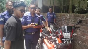 মোটরসাইকেলের সাইলেন্সের বিকট শব্দ, কিশোরের ২০ হাজার টাকা জরিমানা