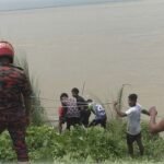বালুবাহী গাড়ি উল্টে ৪ শিশু নদীতে, জীবিত উদ্ধার ৩