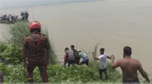 বালুবাহী গাড়ি উল্টে ৪ শিশু নদীতে, জীবিত উদ্ধার ৩