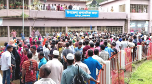 বকেয়া মজুরির দাবিতে দুর্গাপুরে শ্রমিকদের মানববন্ধন