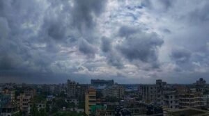 ঢাকায় বৃষ্টির আভাস, কমছে না গরমের দাপট