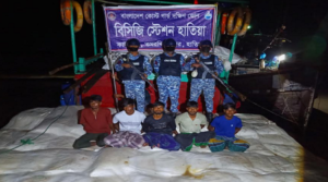 ৭৬০ বস্তা সারসহ পাঁচ পাচারকারী আটক