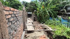  রাতের আঁধারে সাবেক সচিবের জায়গা দখলের অভিযোগ