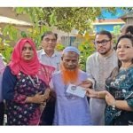 প্রধানমন্ত্রীর নির্দেশে নরসিংদীতে শিক্ষক দুখু মিয়াকে সহায়তা 
